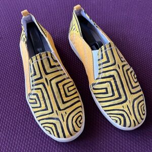 Motolas Yellow & Black Pattern Slip-On Shoes – Men’s Size 8 – Handmade Colombian